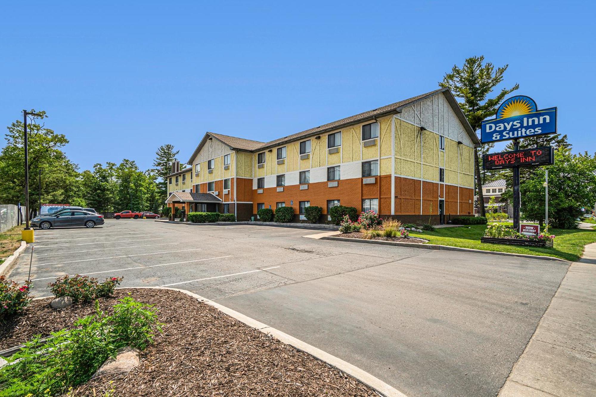 Days & By Wyndham Traverse Hotel 2*