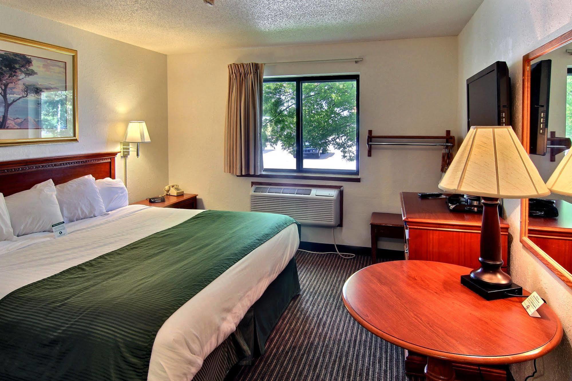 Days & By Wyndham Traverse